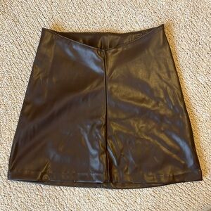 Brown faux leather skirt with v-shape waist. Size XXS